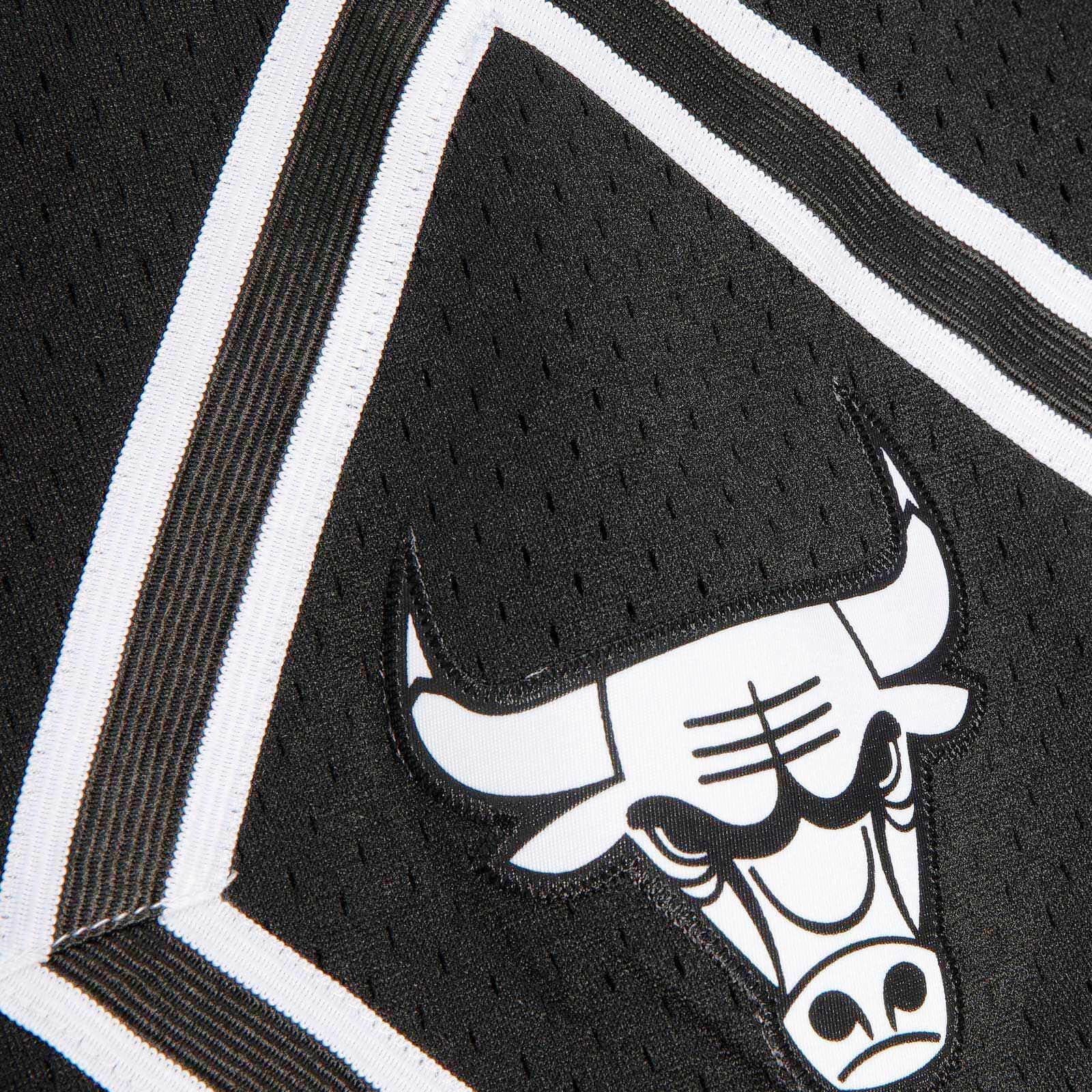 Mitchell & Ness Chicago Bulls Swingman shorts in black