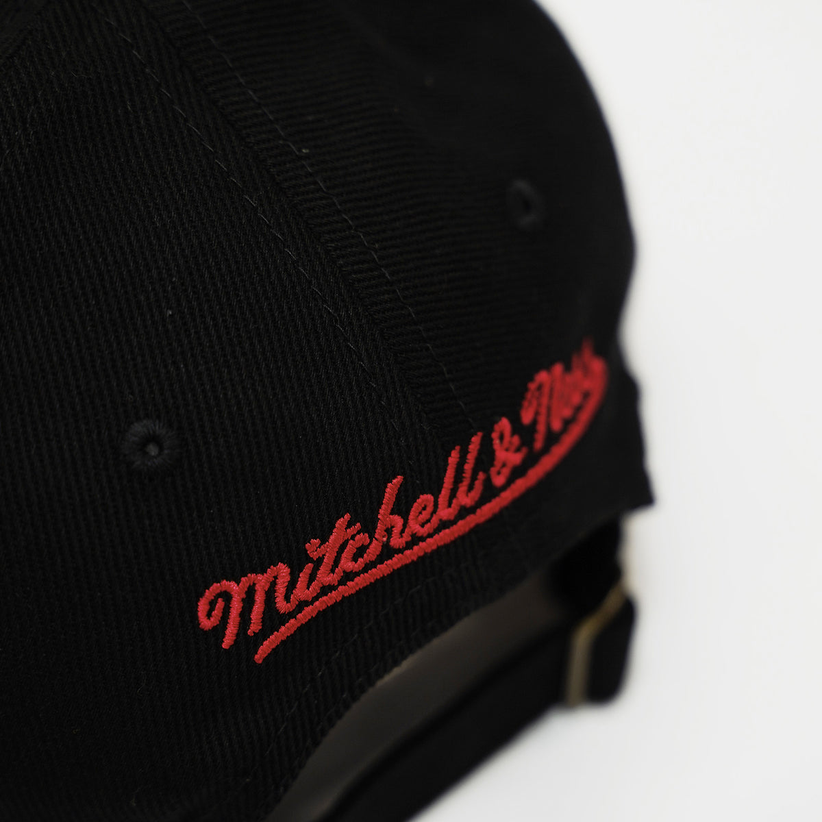 Mitchell & Ness Chicago Bulls Adjustable Snapback & Strap Back Hat NBA  Basketball Flat & Curve Bill Baseball Cap (One Size, Black/Red Trim)